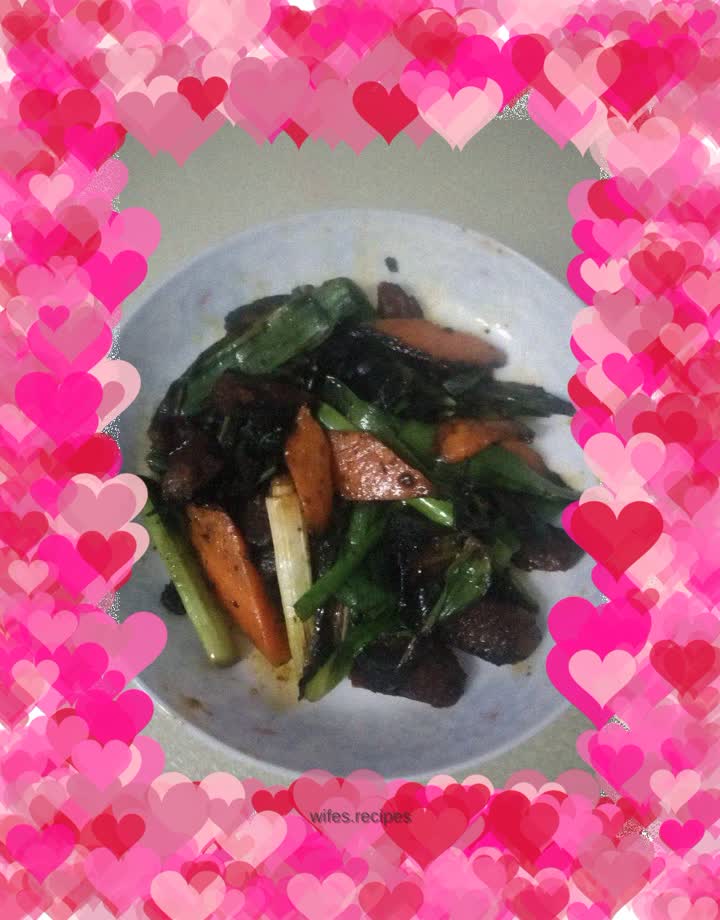 Stir-fried sausage with green garlic