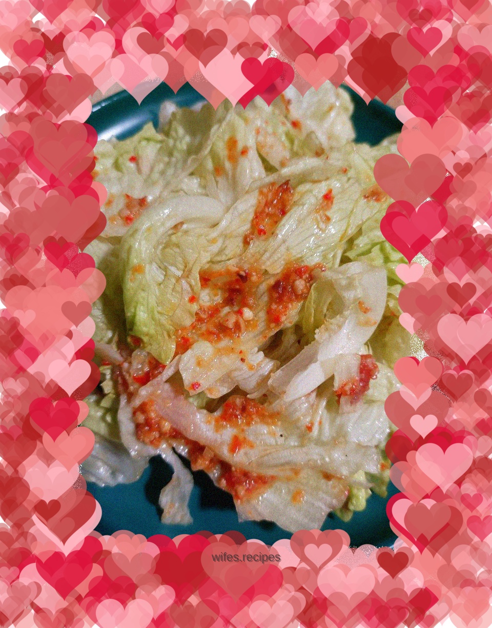 Lettuce mixed with garlic chili sauce