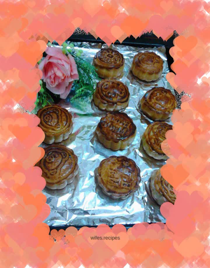 Homemade Cantonese bean paste mooncakes for the first time