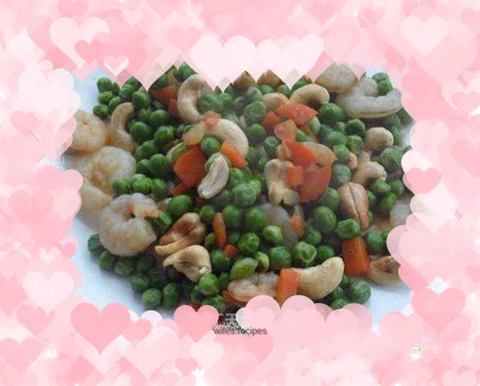 Quick banquet dish - stir-fried peas, shrimps and cashews