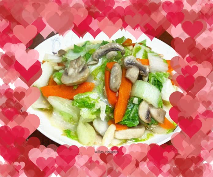 Stir-fried cabbage with carrots and mushrooms