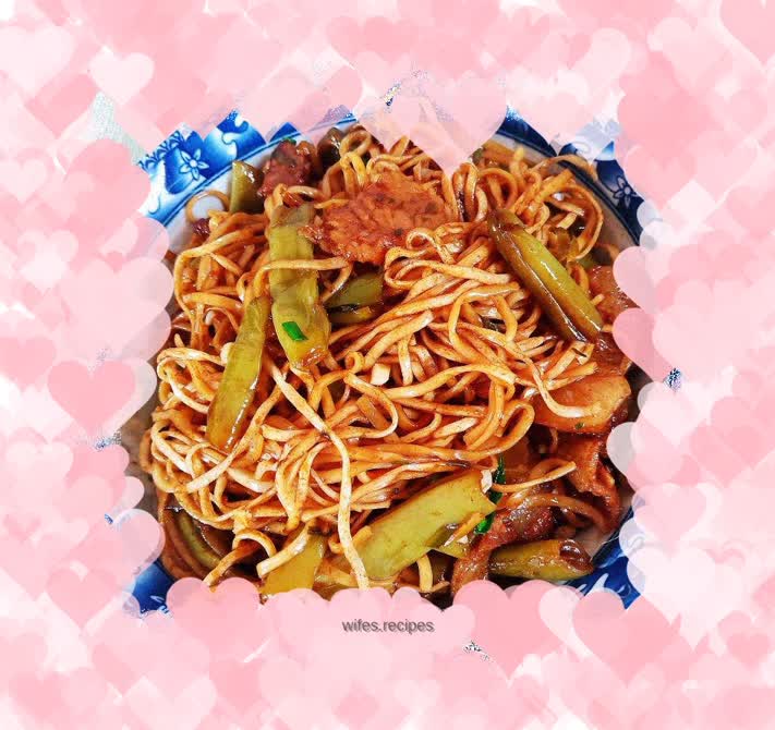 Braised noodles with pork belly and beans