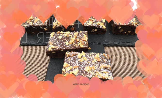 Dark chocolate nut brownie, the richness of dark chocolate and the crispiness of nuts are intertwined to create a rich layered texture.