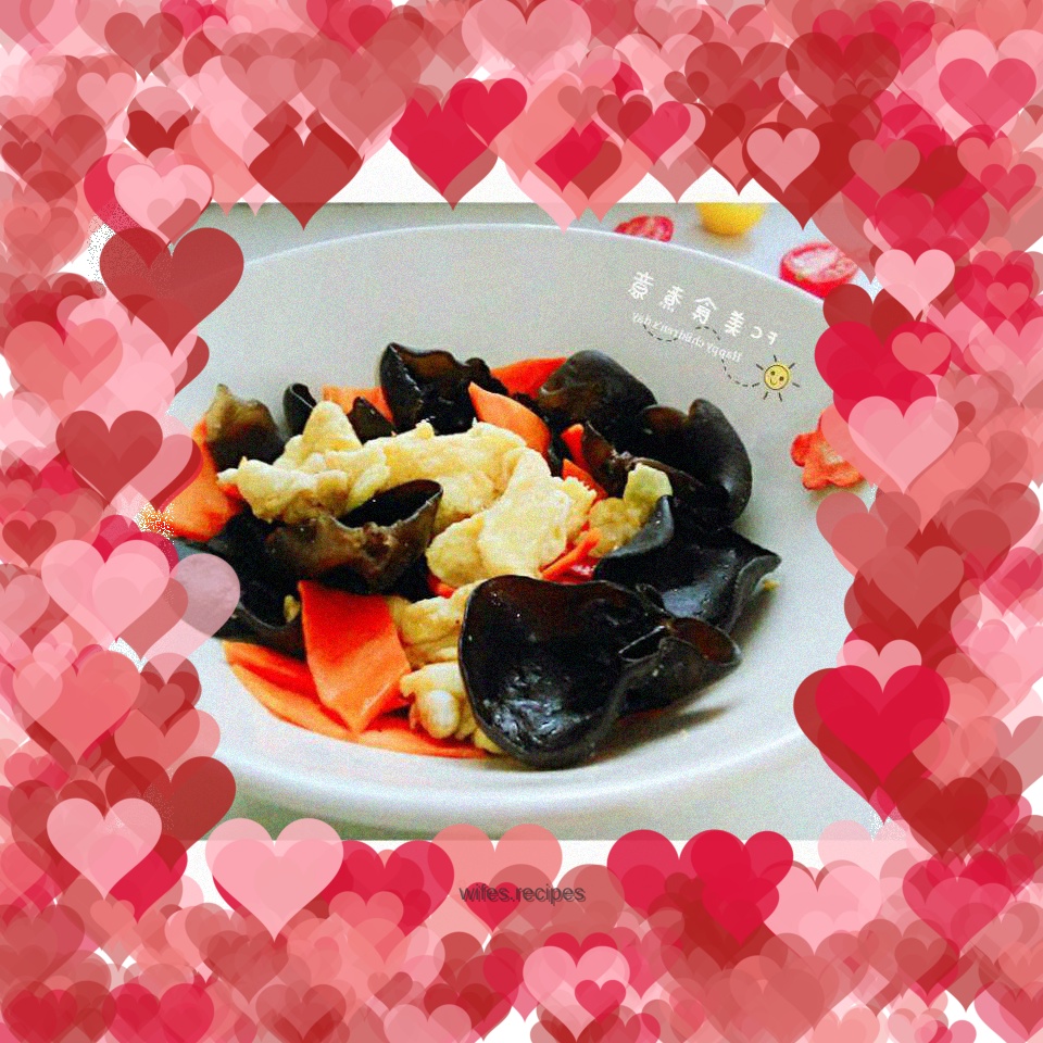 Scrambled eggs with carrots and fungus