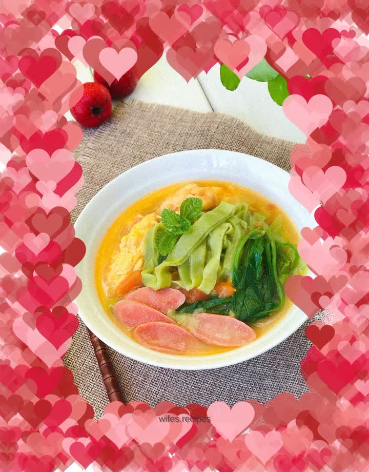 Spinach and egg hand-made noodles