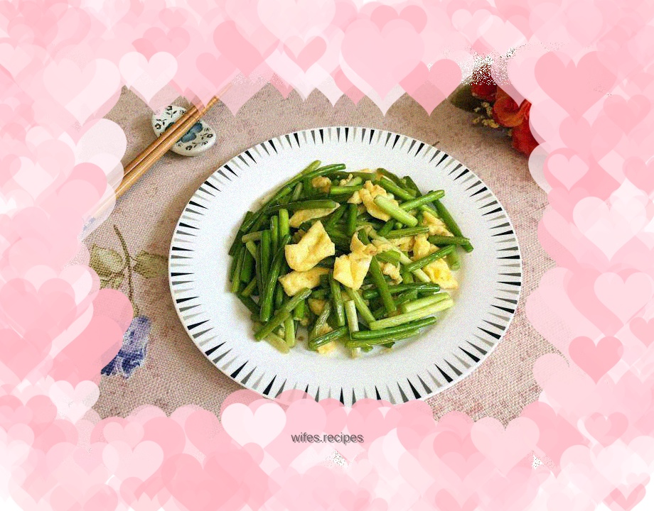 Fried eggs with garlic