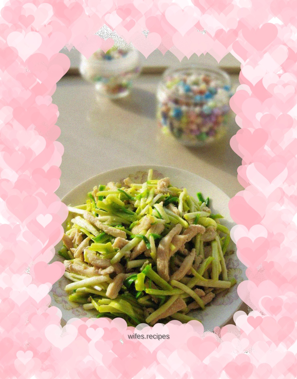 Stir-fried shredded chicken with garlic sprouts