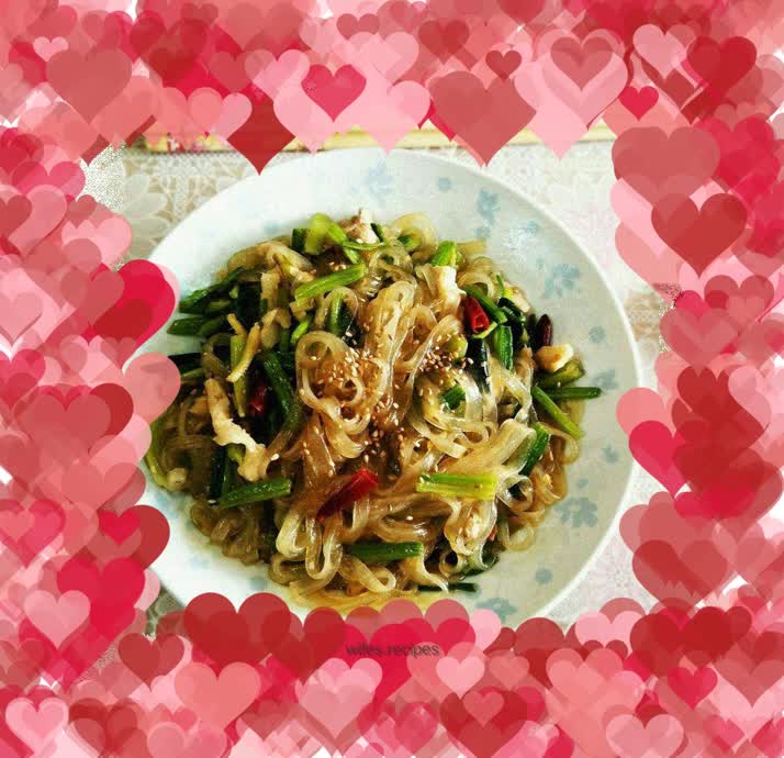 Stir-fried vermicelli with spinach and bean paste