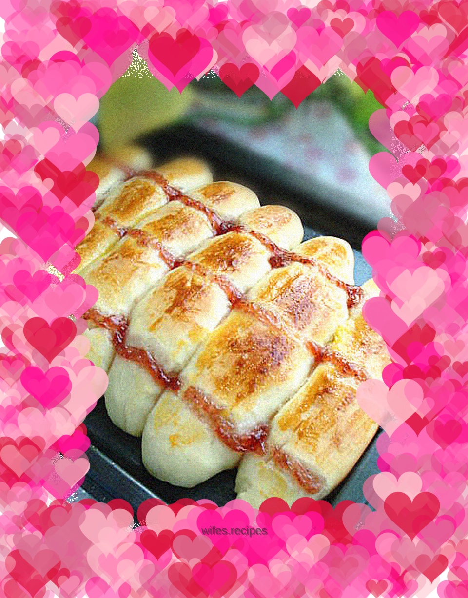 Yogurt and strawberry steak buns