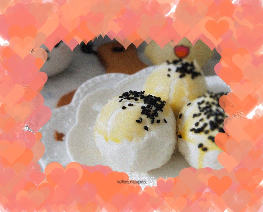 Lotus paste and egg yolk cake