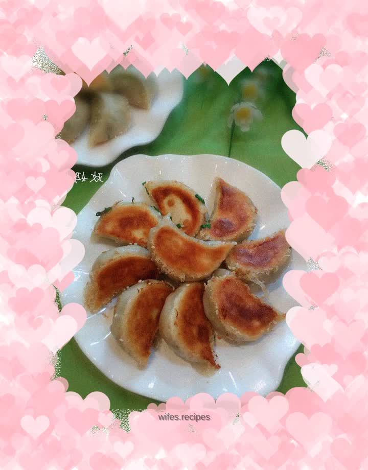 Pan-fried dumplings with hot noodles and shepherd’s purse