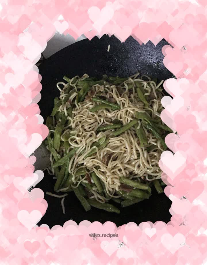 Braised noodles with cowpea and pork belly