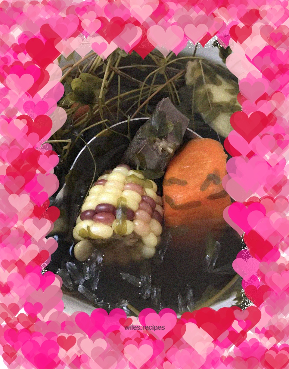 Braised pork with chicken bones and grass