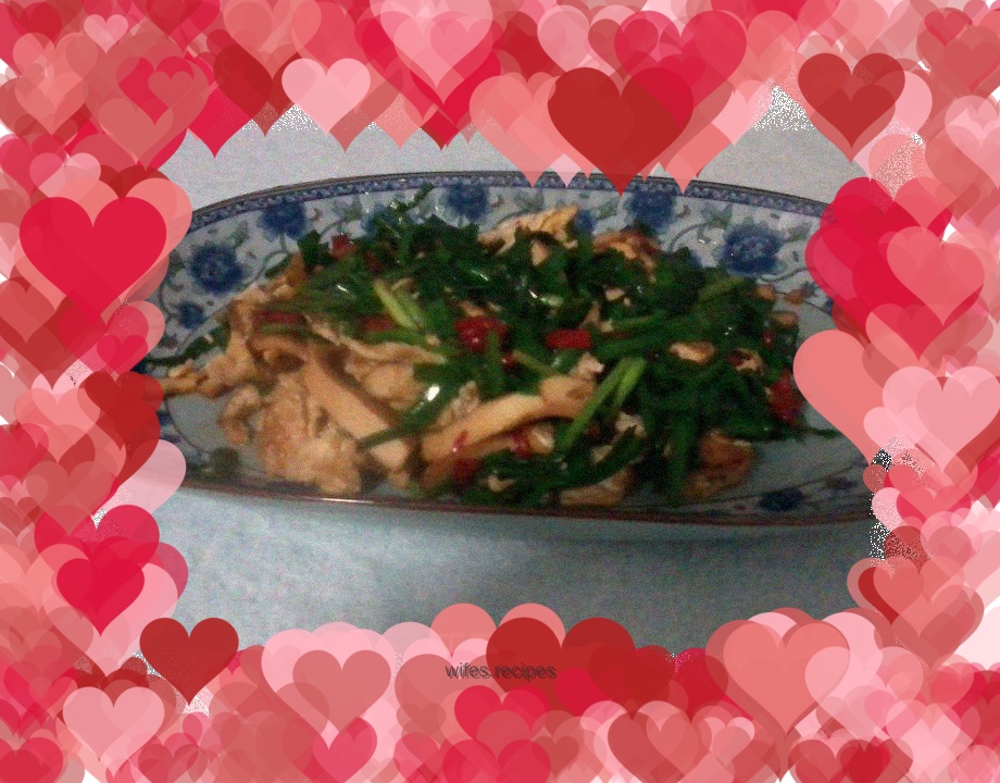 Scrambled eggs with chopped pepper, chives and dried fragrant seeds