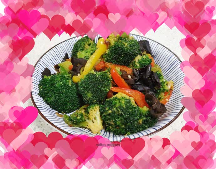 Stir-fried broccoli, fungus and green pepper