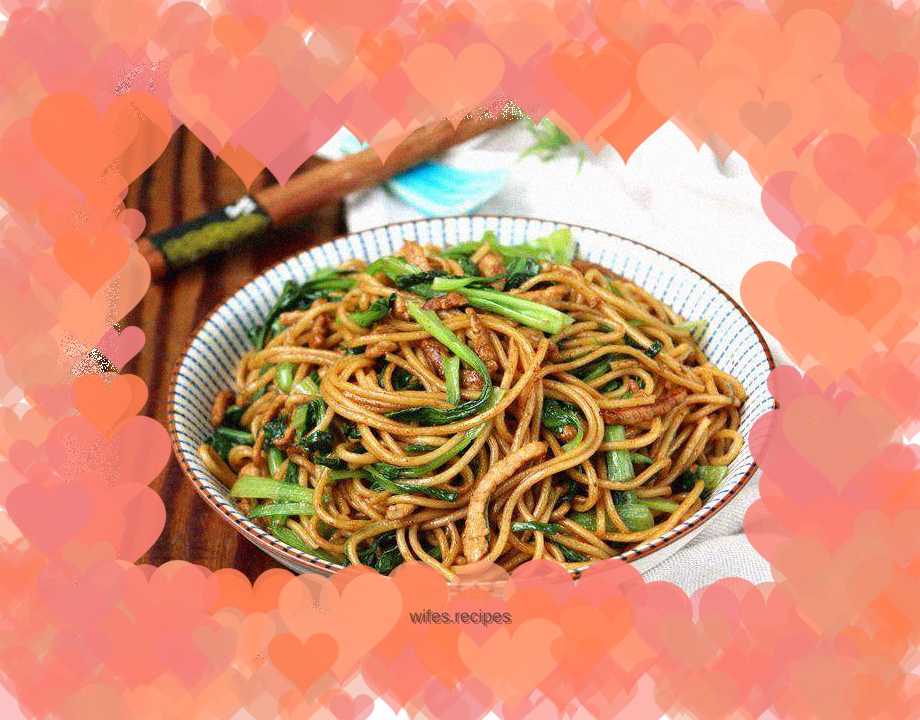 Fried noodles with chicken, vegetable and shredded pork