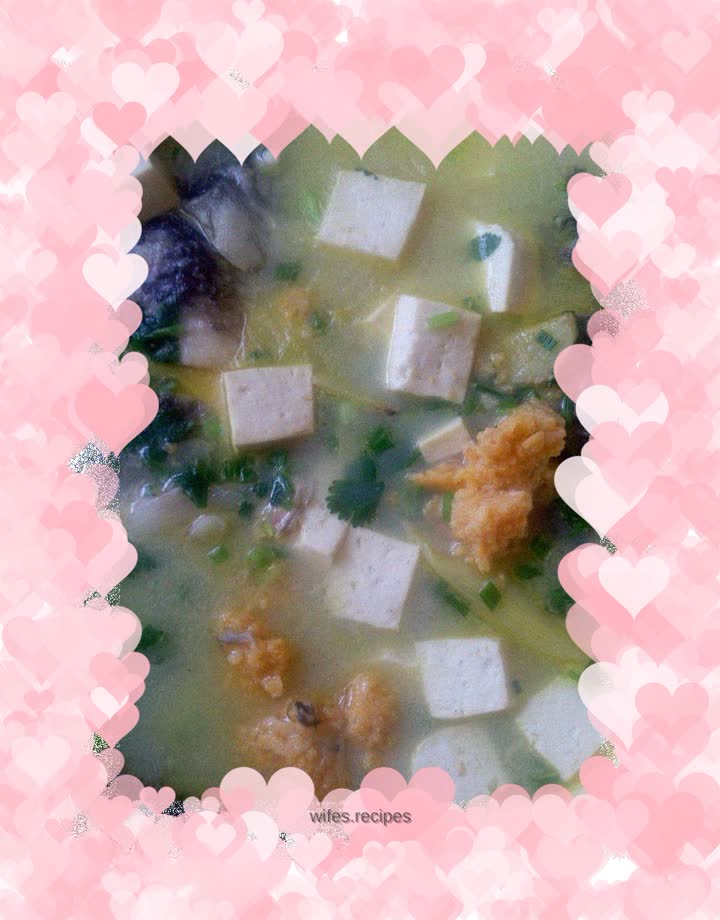 Simple crucian carp stewed with tofu