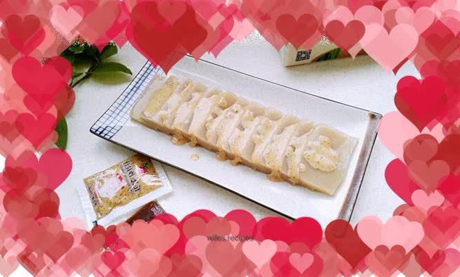 Salad dressing mixed with skin jelly