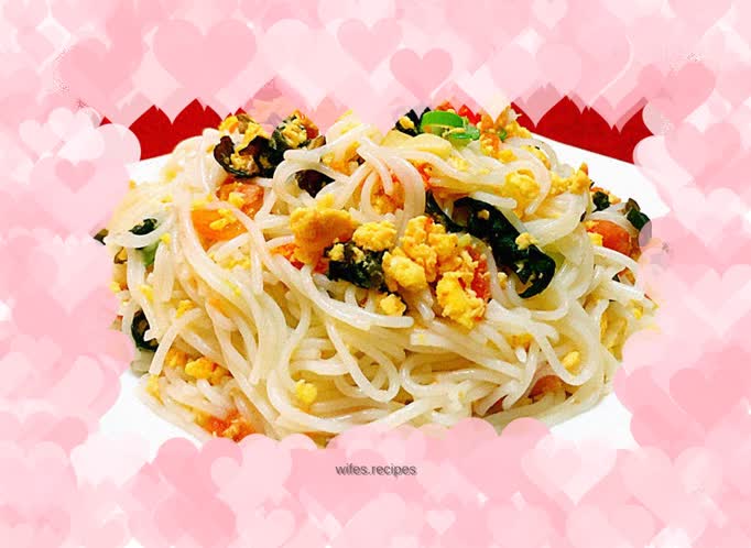Fried rice noodles with tomatoes, eggs and fungus