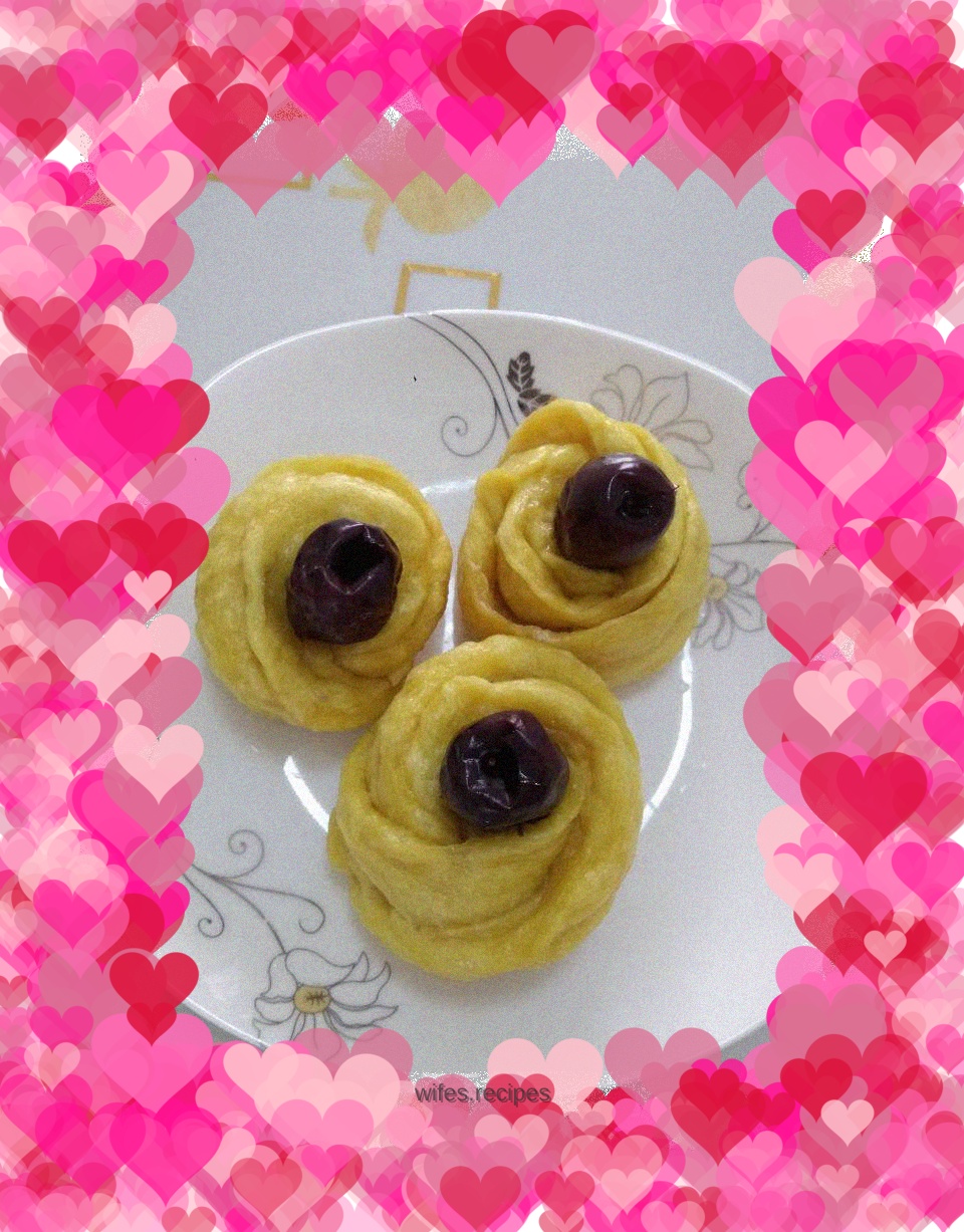 Mango flavored steamed buns