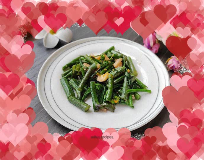 Stir-fried red cabbage with greens