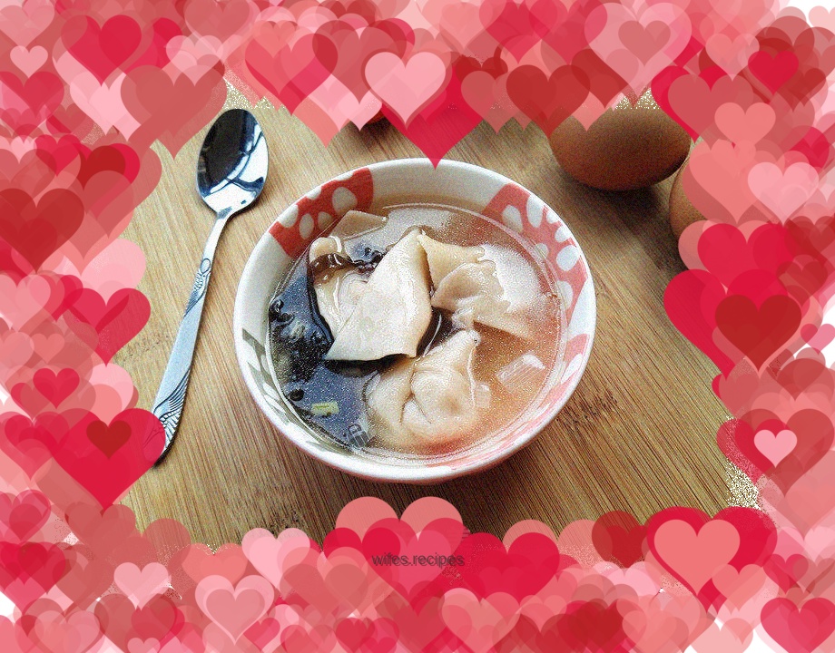 Wontons stuffed with fresh mushrooms and meat