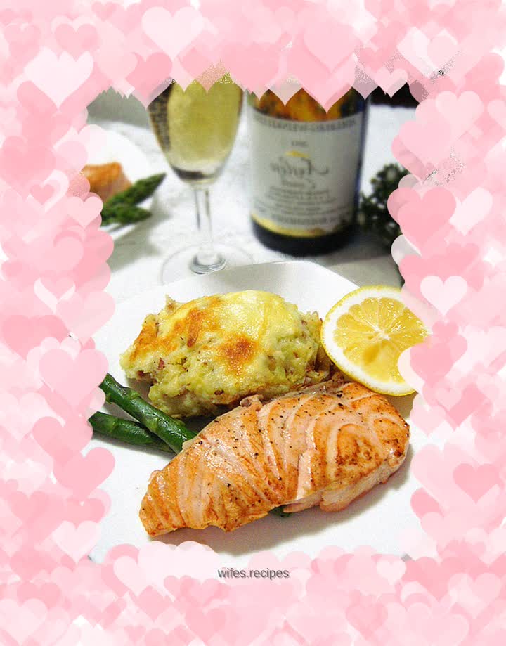 Pan-fried salmon with lemon