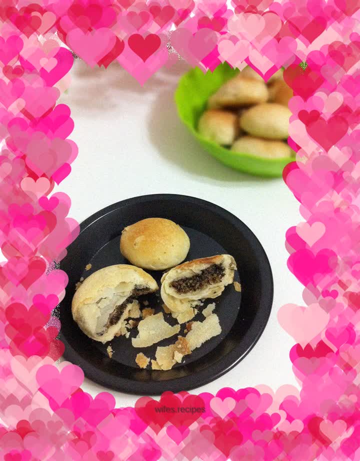 Black sesame and peanut meringue mooncake