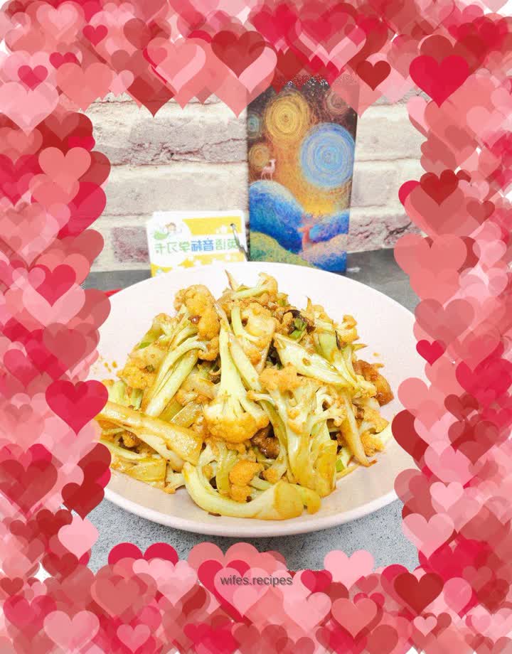 Stir-fried organic cauliflower with pork belly in dry pot