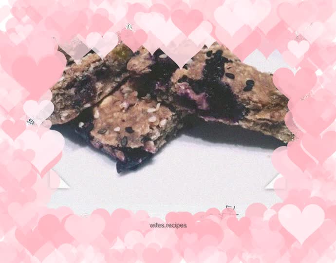 Healthy low-fat improved version of blueberry oatmeal energy bar by: Pulan Hi-tech blueberry food staff writer