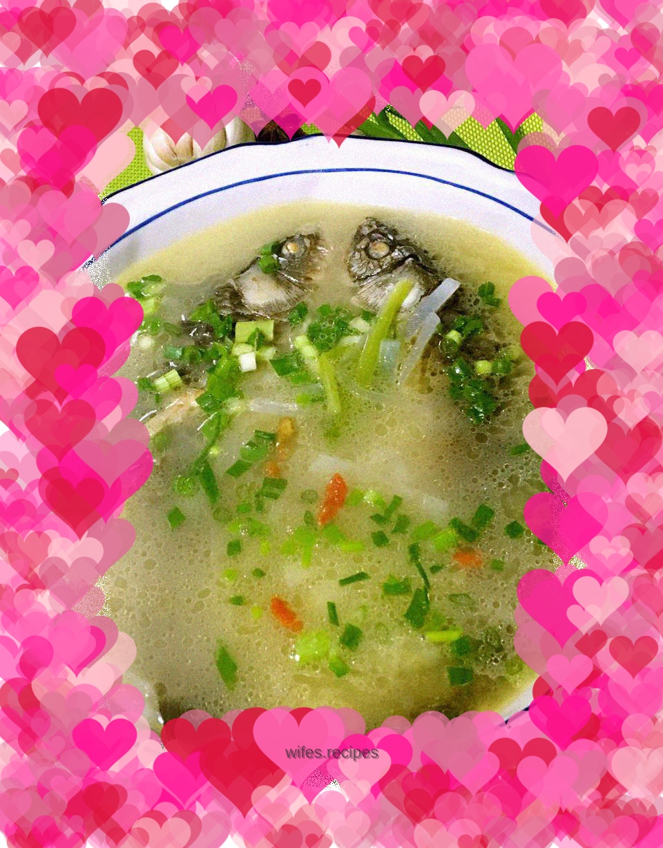 Shredded radish and crucian carp soup