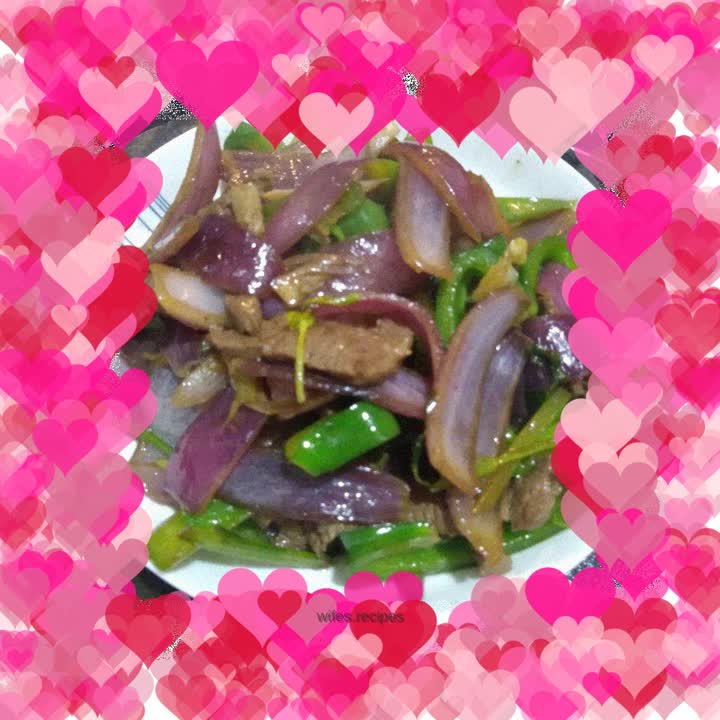 Stir-fried beef with onions, vegetables and peppers