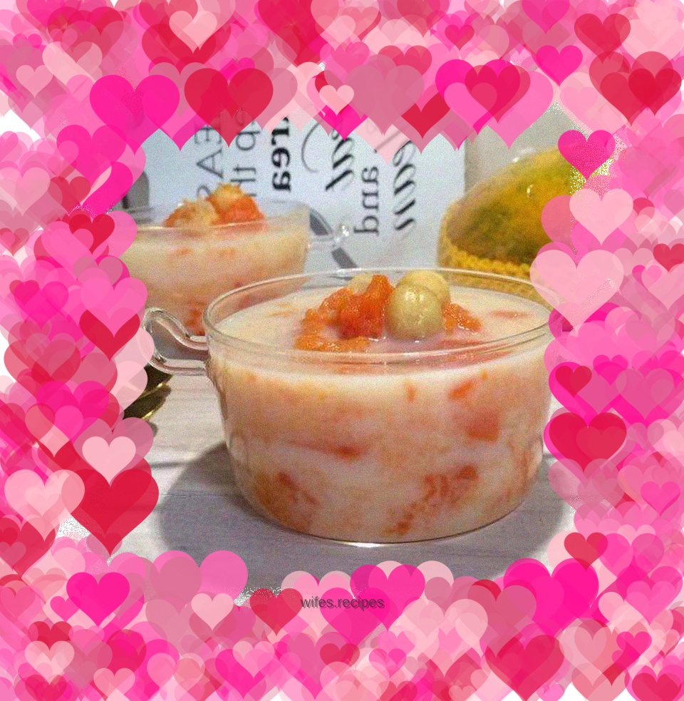 Papaya, lotus seeds and lily stewed in milk