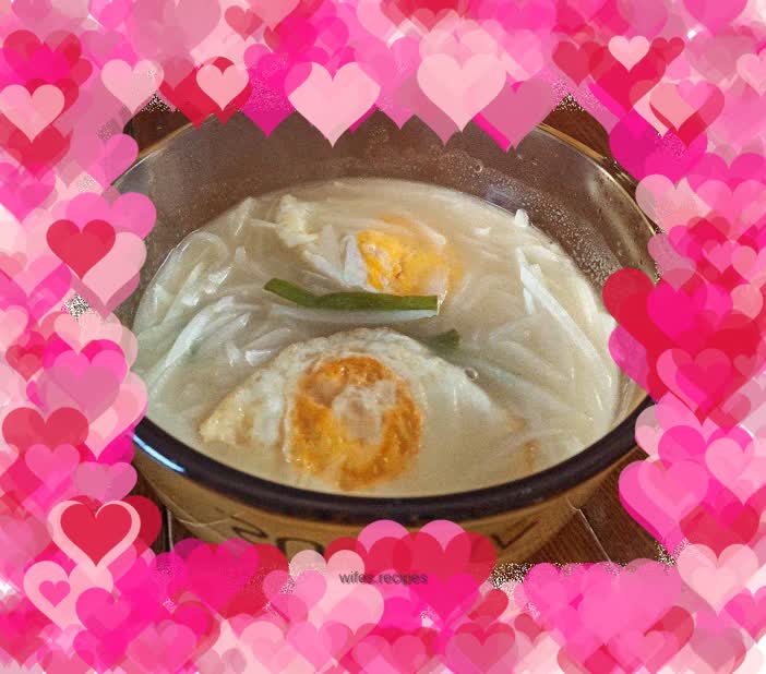 Scallion-flavored poached egg and shredded radish soup