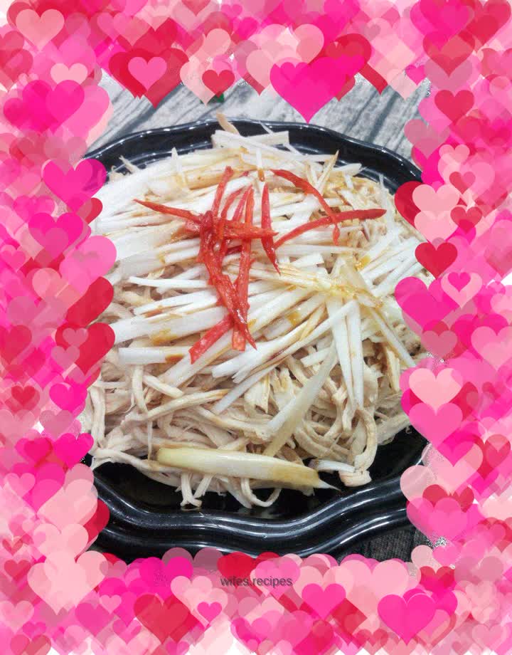 Shredded chicken with pepper and sesame seeds