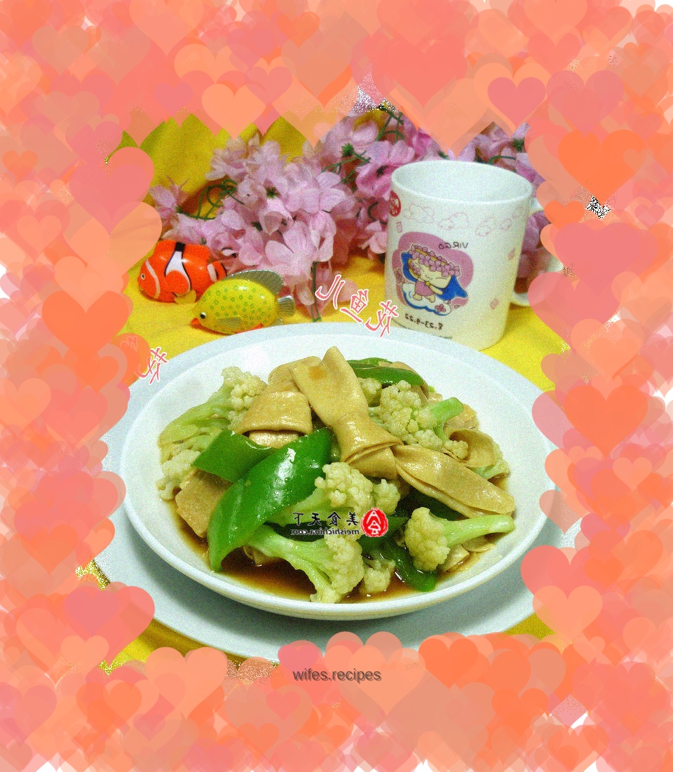 Stir-fried cauliflower with pepper and bean knots