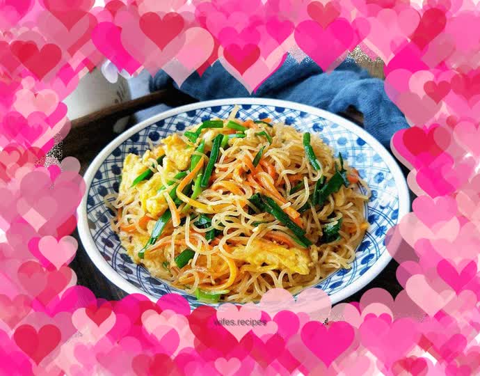 Fried rice noodles with chives and eggs