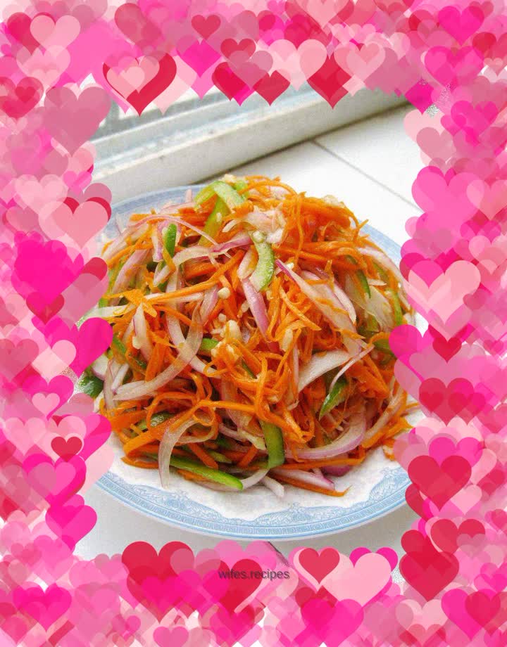 Cold green, red and white shredded noodles