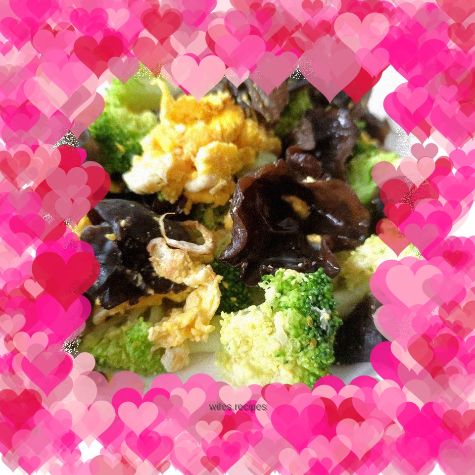 Scrambled eggs with fungus and broccoli