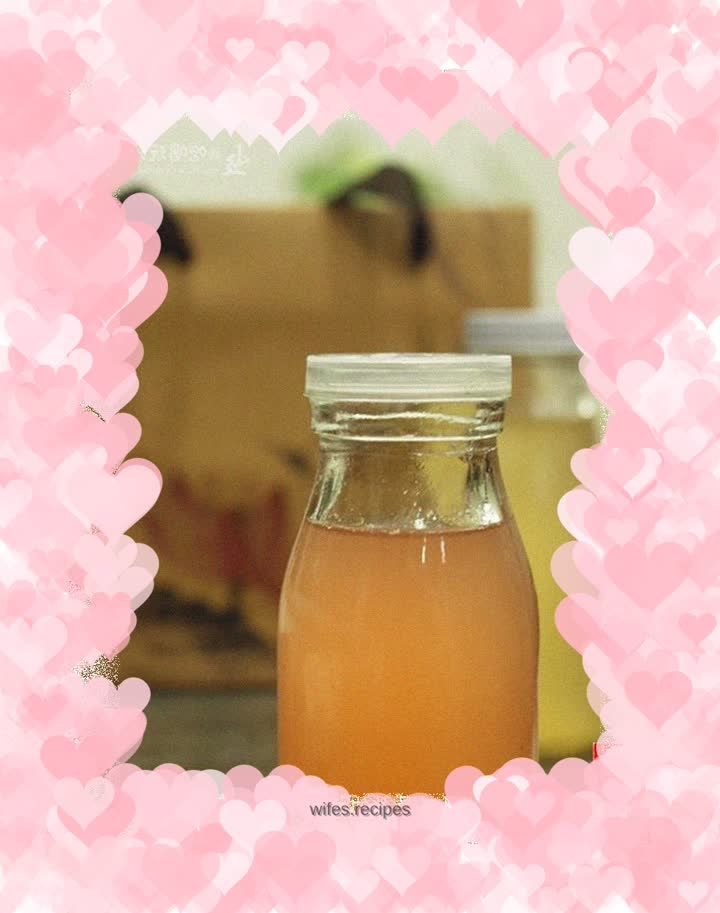 Plum juice: the fresh fruity aroma of hot summer