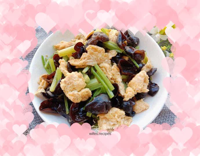 Scrambled eggs with celery and fungus