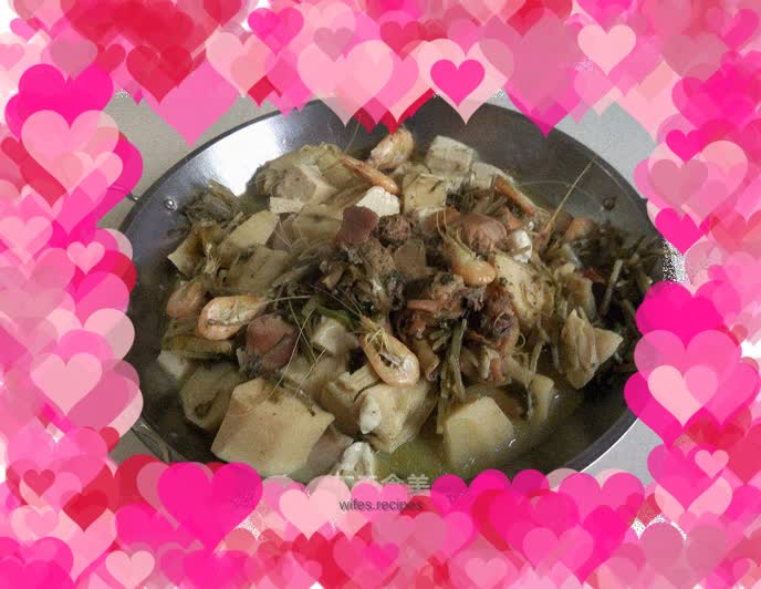 A pot of fresh river mussels