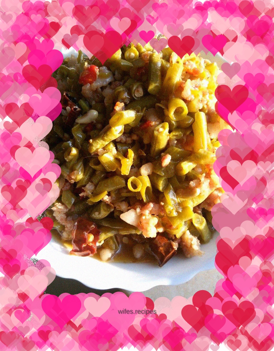 Stir-fried minced pork with sour cowpeas