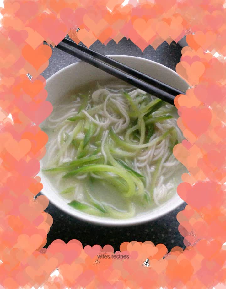 Chicken noodle soup with shredded radish