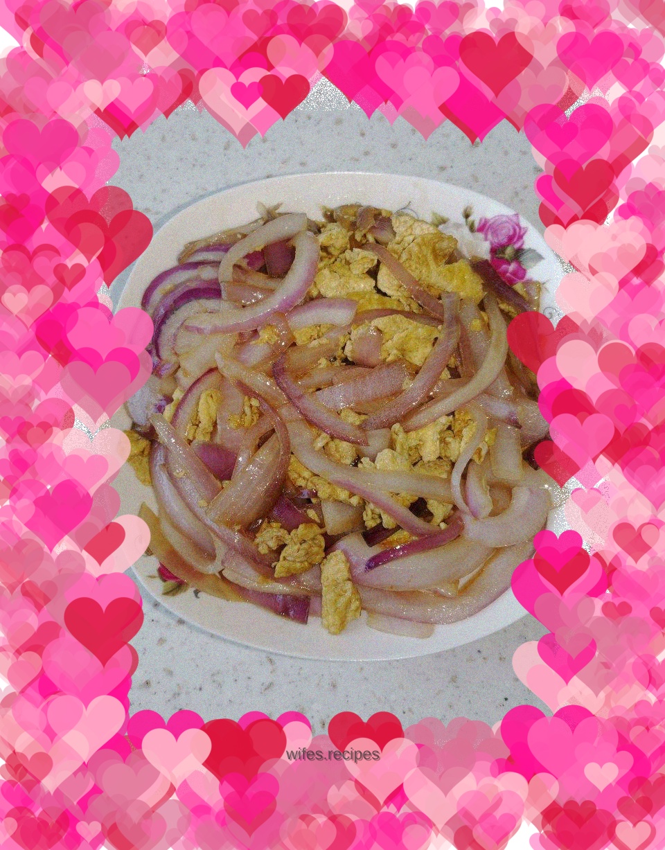 Fried eggs with onions