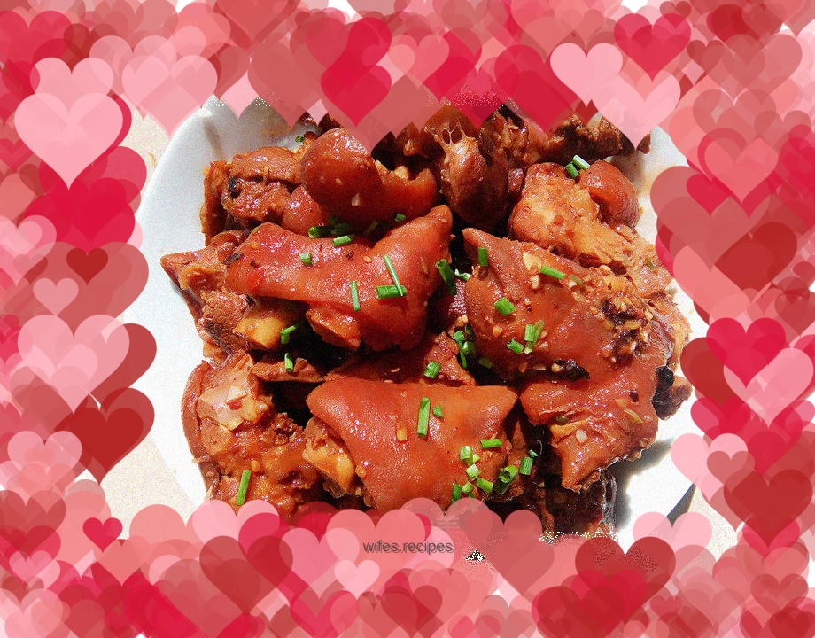 Braised pig trotters (color with fried sugar)