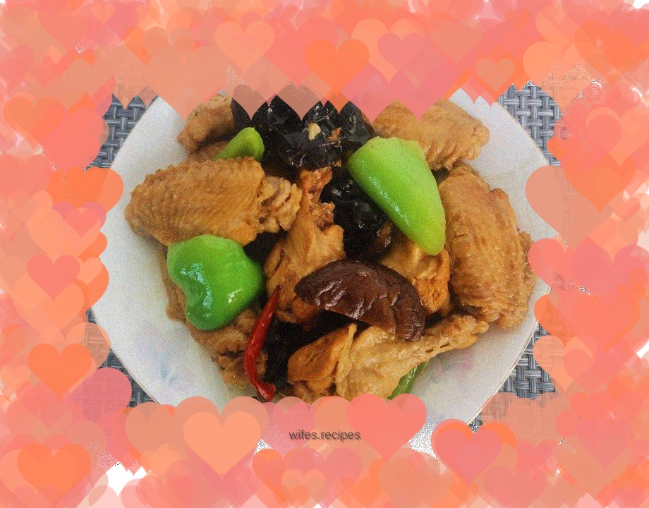 Braised chicken wings with mushrooms and fungus
