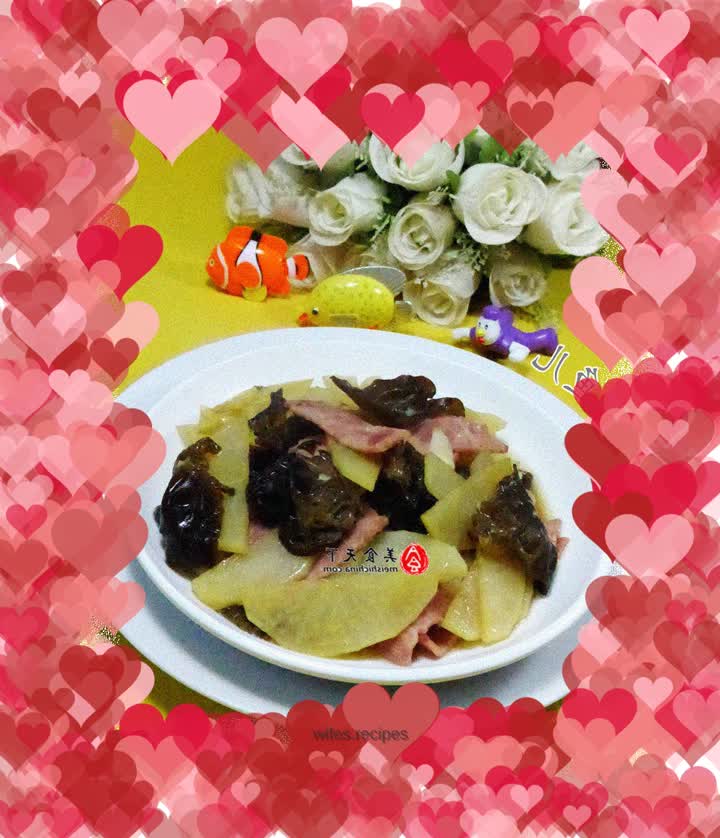 Stir-fried potatoes with bacon and black fungus