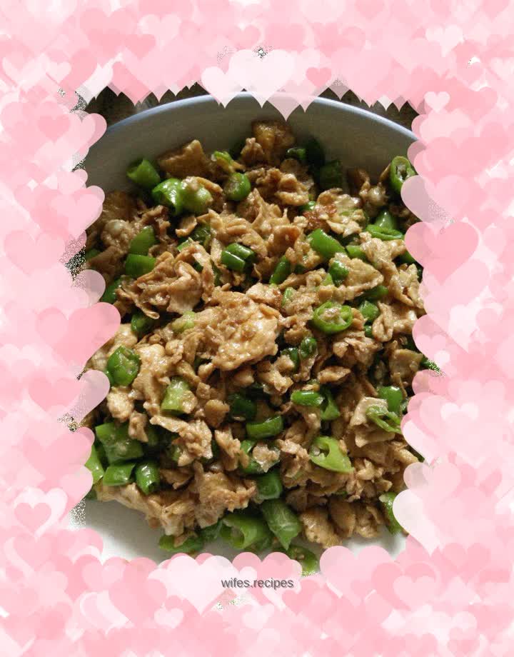 Fried green peppers with eggs