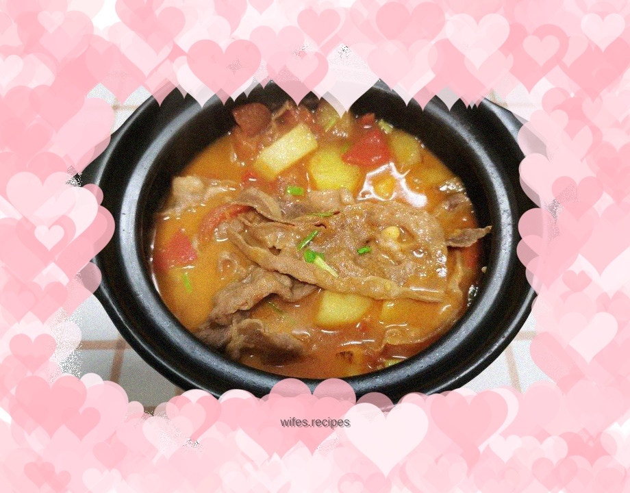 Fatty Beef Rolls with Tomato Sauce and Potatoes